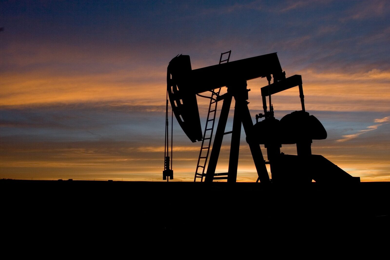 România, dependentă de petrol: 76% importuri, gazul american, soluția