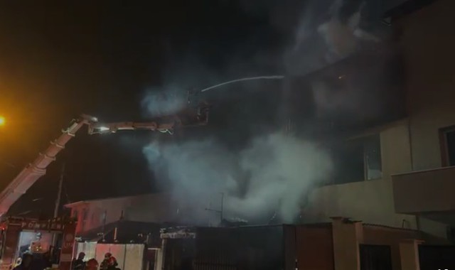 Incendiu puternic în București: Flăcările au mistuit sute de metri pătrați, RO-ALERT emis