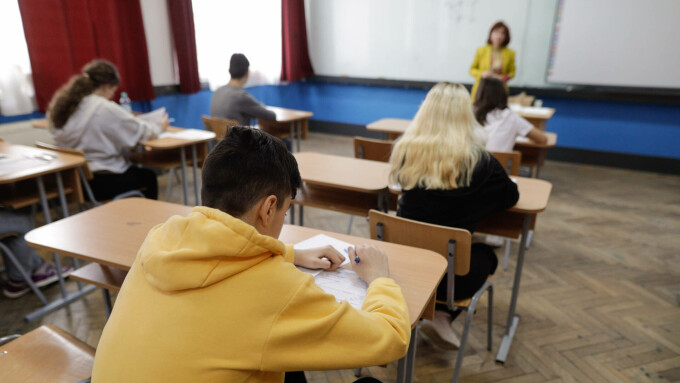 Elevii prinși copiind la Evaluarea Națională riscă excluderea