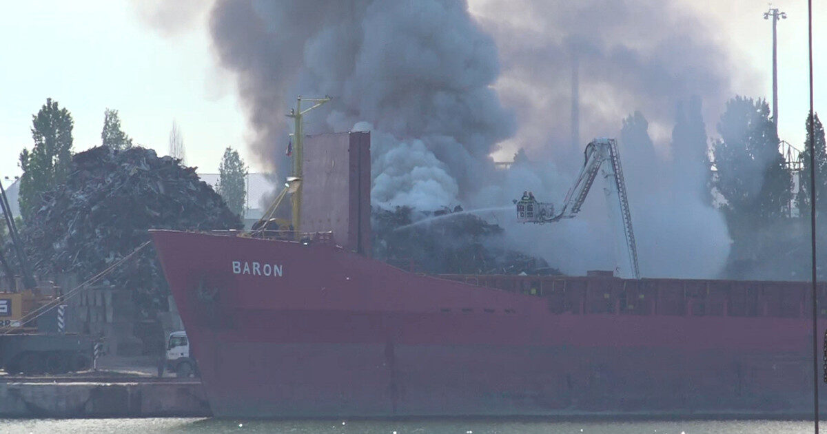 Incendiu puternic în Portul Agigea. Pompierii s-au luptat cu flăcările timp de șase ore: fumul s-a văzut de pe plaja din Eforie