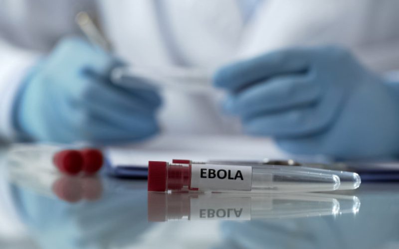 Medici uciși de Ebola: 70 infectați, 17 morți