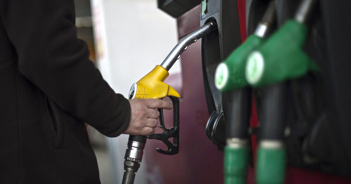 Carburanți: Plafonare blocată de PSD, PNL și UDMR