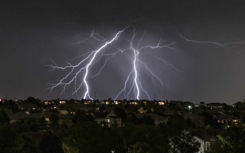 Suceava sub cod roșu, 17 județe sub portocaliu. Furtună și răcire bruscă