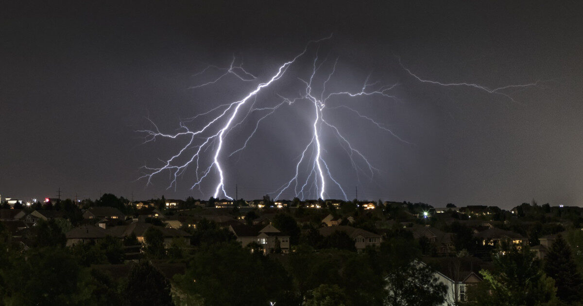 Suceava sub cod roșu, 17 județe sub portocaliu. Furtună și răcire bruscă