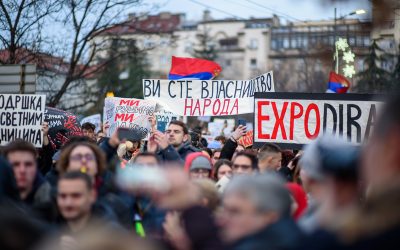Serbia în Fierbere: Vucic Demisionează, Protestele Cresc