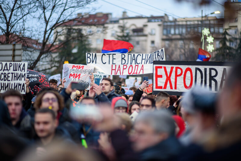 Serbia în Fierbere: Vucic Demisionează, Protestele Cresc
