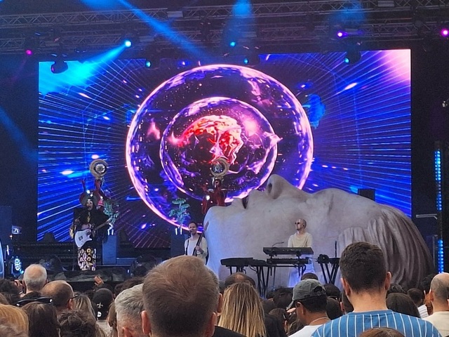Empire of the Sun la București: Avertisment despre dictatori