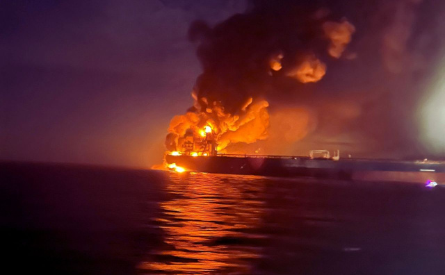 24 de marinari salvați dintr-un petrolier de foc în Marea Oman