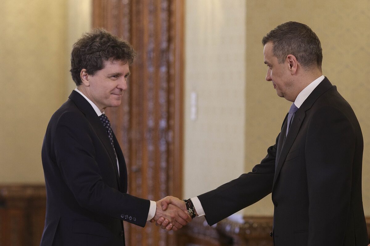 Companii de stat pe butuci: Nicio reformă, doar vânzare la bucată