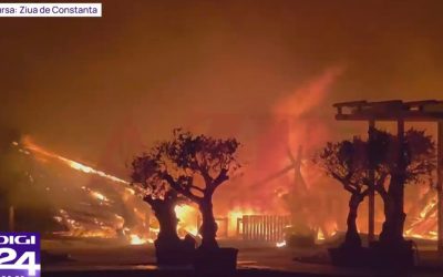 Incendiu în Mamaia. Noi imagini cu cele două baruri de pe plaja din nordul stațiunii care s-au făcut scrum