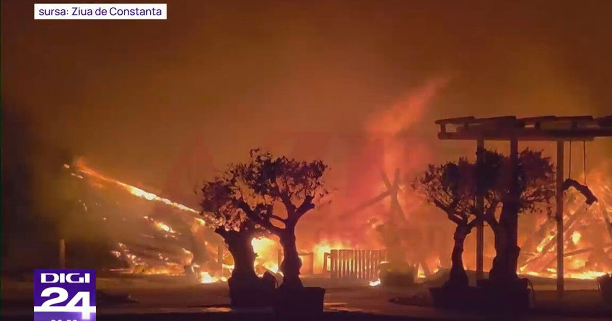 Incendiu în Mamaia. Noi imagini cu cele două baruri de pe plaja din nordul stațiunii care s-au făcut scrum