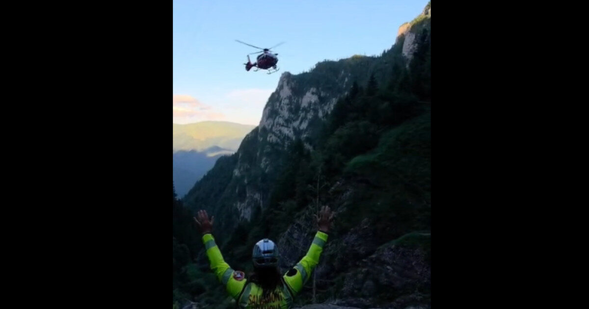 Salvați din Bucegi: Turiști pe un traseu periculos, duși cu elicopterul
