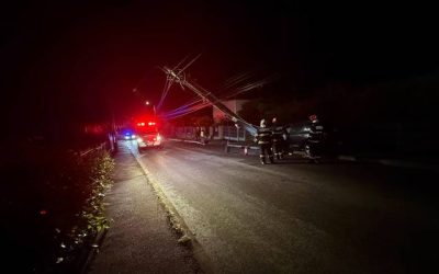 Bărbat grav rănit, după ce a intrat cu maşina într-un stâlp din Fălticeni / A fost nevoie de echipajele de descarcerare – FOTO