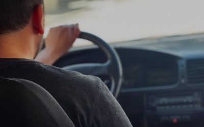 Șofer din Alba, lăsat fără carnet după ce a depășit neregulamentar o mașină de școală. Momentul, observat de un polițist