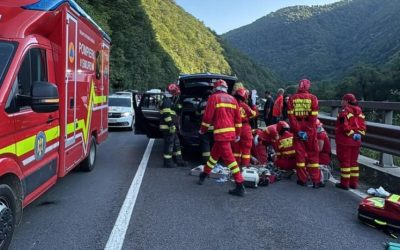 Valea Oltului: Bărbatul aflat în autoturismul peste care a căzut o stâncă a decedat