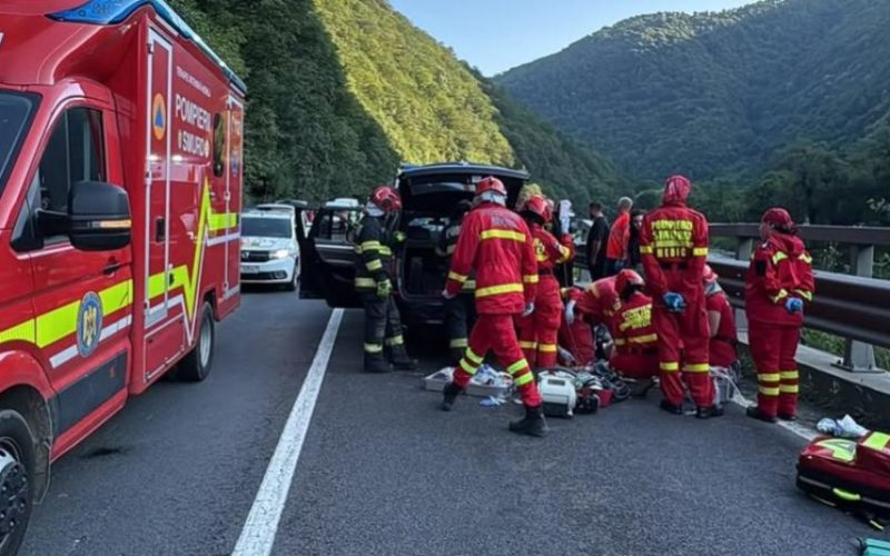 Valea Oltului: Bărbatul aflat în autoturismul peste care a căzut o stâncă a decedat