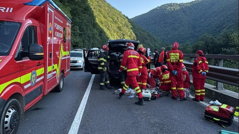 Valea Oltului: Bărbatul aflat în autoturismul peste care a căzut o stâncă a decedat