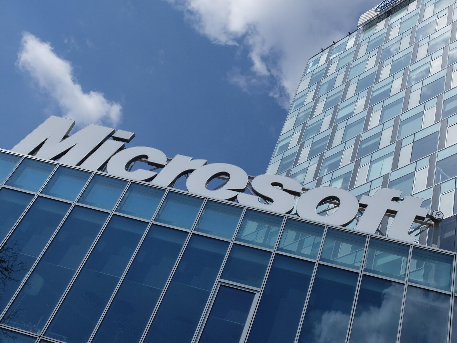 Microsoft taie 4.800 de joburi și schimbă fața Xbox
