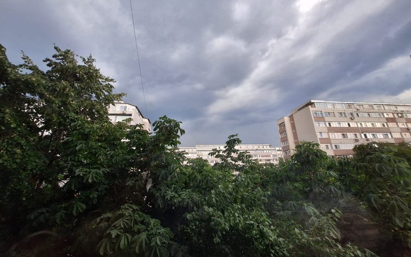 Cod galben: Ploi torențiale și vijelii până vineri-dimineață