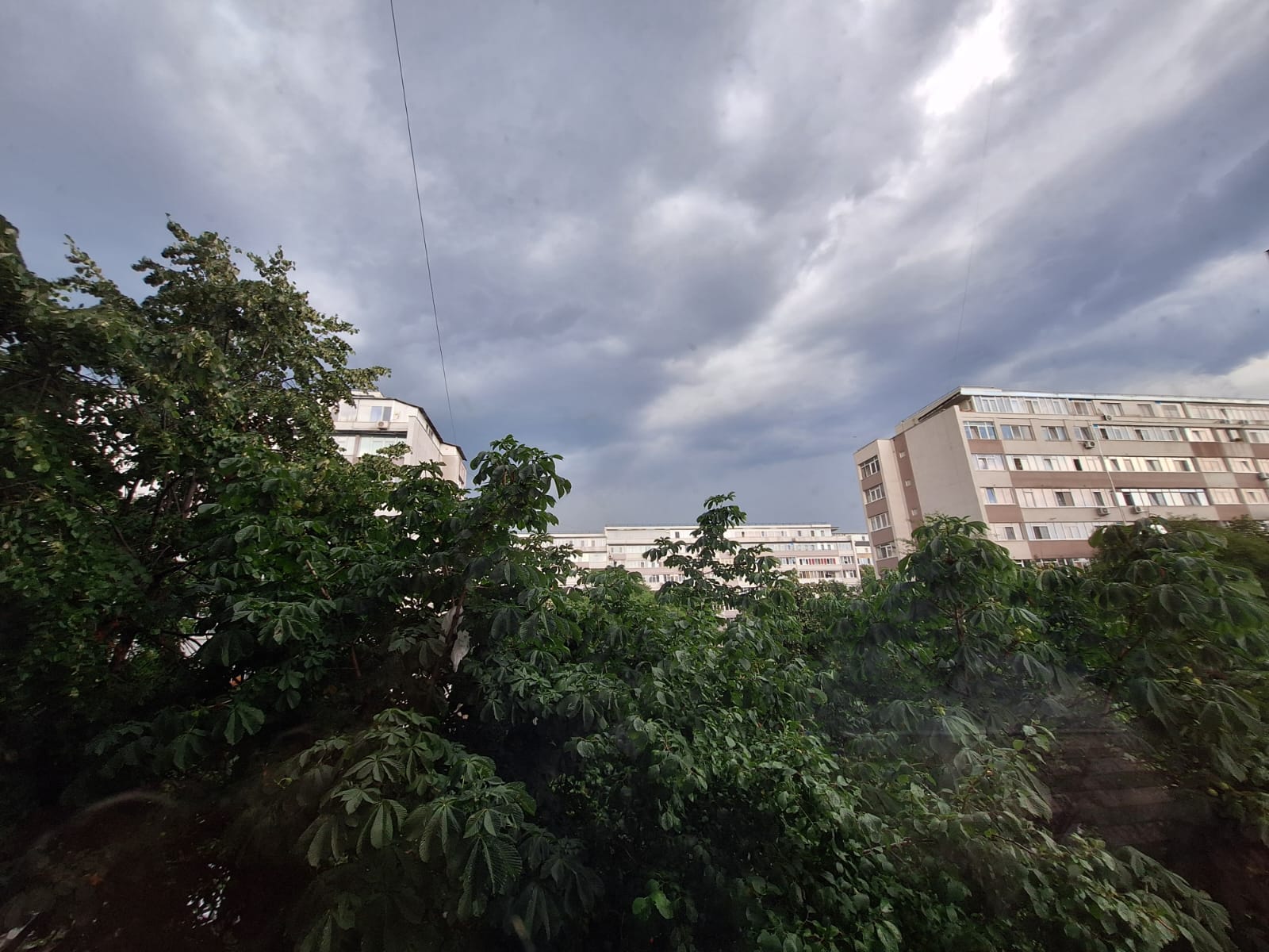 Cod galben: Ploi torențiale și vijelii până vineri-dimineață
