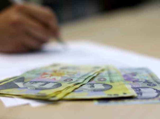 Românii cu credit pe card: Consum cu grijă, dobânda tot sus