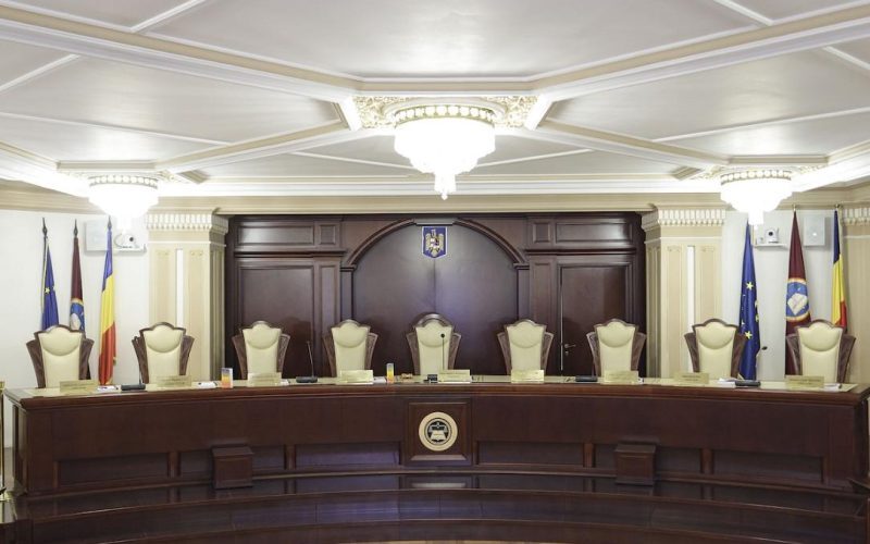 Iohannis contestă la CCR legea integrității