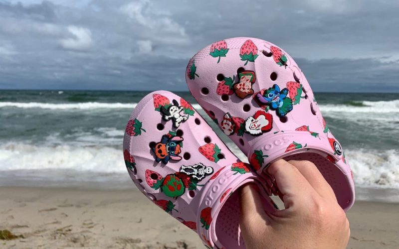 Jibbitz transformă Crocs-urile: 9 idei șic