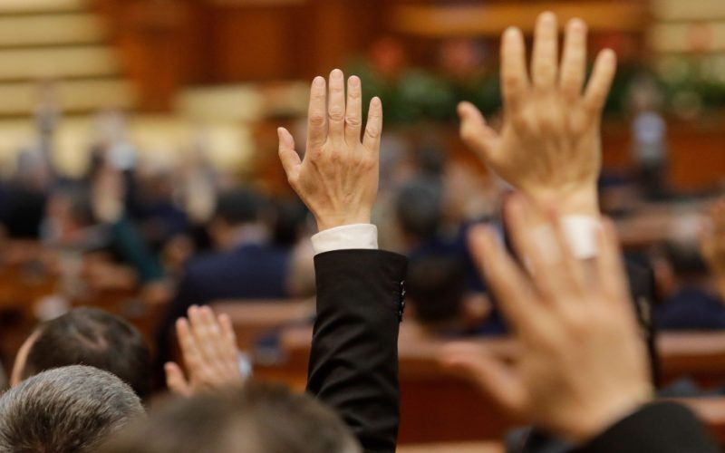 Parlamentarii au grăbit legea: Aleșii locali scapă de incompatibilitate
