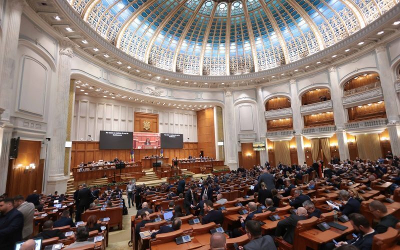 Contractualii din administrație, trași la răspundere: Noi reguli