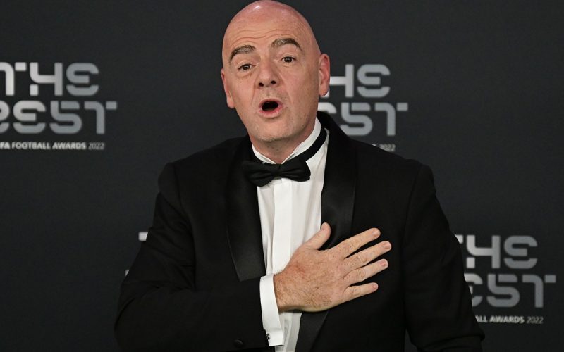 UEFA confirmă plata, FIFA-l apără pe Infantino