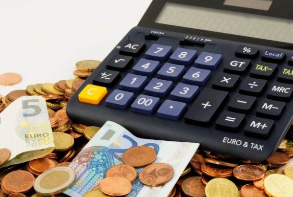 Euro trece de 5,25 lei pe piața valutară