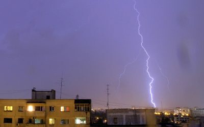 Furtuni VIJELIOASE în Alba, Maramureș. ANM: Ploi torențiale, fulgere
