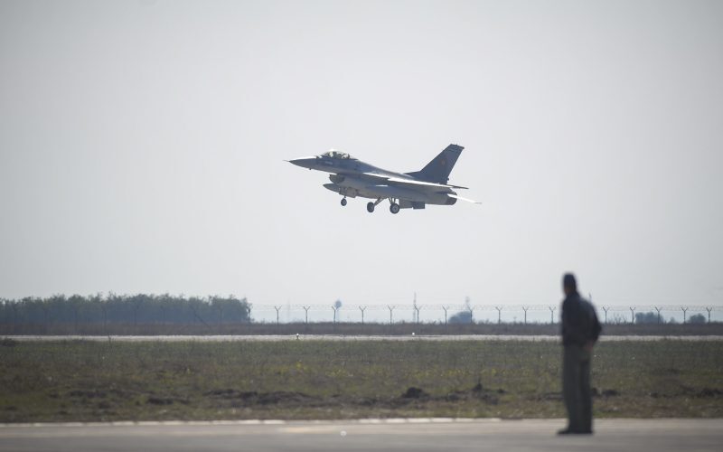 MApN: Țintă aeriană, 10 minute pe cerul României. F-16 românești, în misiune