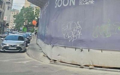 Tineri prinși graffitând pe un hotel din București, unul a fugit de polițist