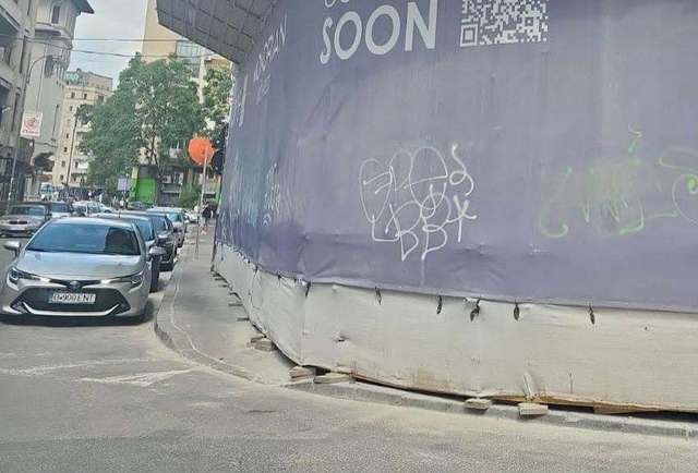 Tineri prinși graffitând pe un hotel din București, unul a fugit de polițist