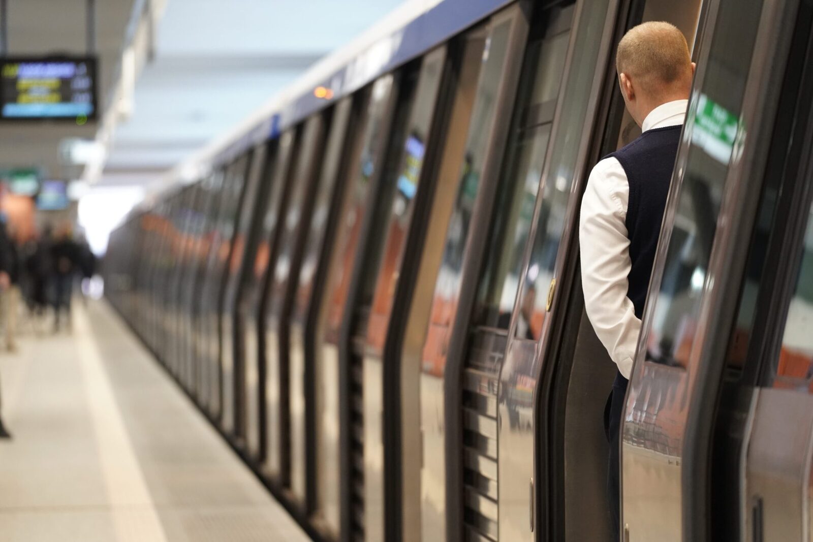 Metroul, blocat: Defecțiune tehnică afectează magistrala Republicii – Costin Georgian