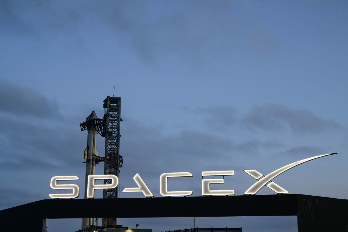 Musk vrea Lună, fabrică de sateliți: Planul SpaceX schimbă jocul