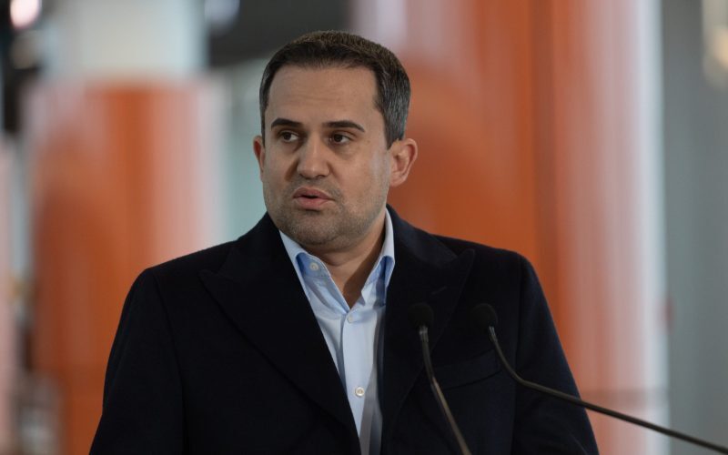 Bolojan și guvernul: 1000 euro/zi, România împrumută, critică Șerban