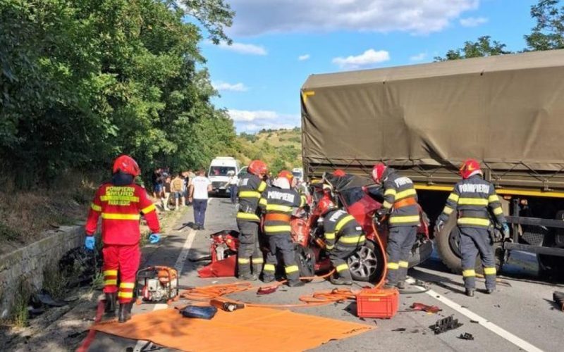 Accident grav între un camion militar şi trei mașini: Trei oameni au murit, între care și un copil