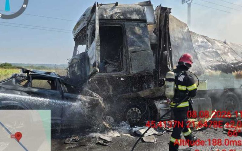 Accident grav între o mașină și un TIR. În urma impactului, autovehiculele au luat foc și unul dintre șoferi a murit
