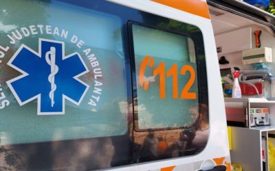 Ambulanţă atacată cu topoarele într-o comună din Cluj, după ce într-un clip pe TikTok s-a afirmat că „fură copii”. Șoferul a fost rănit