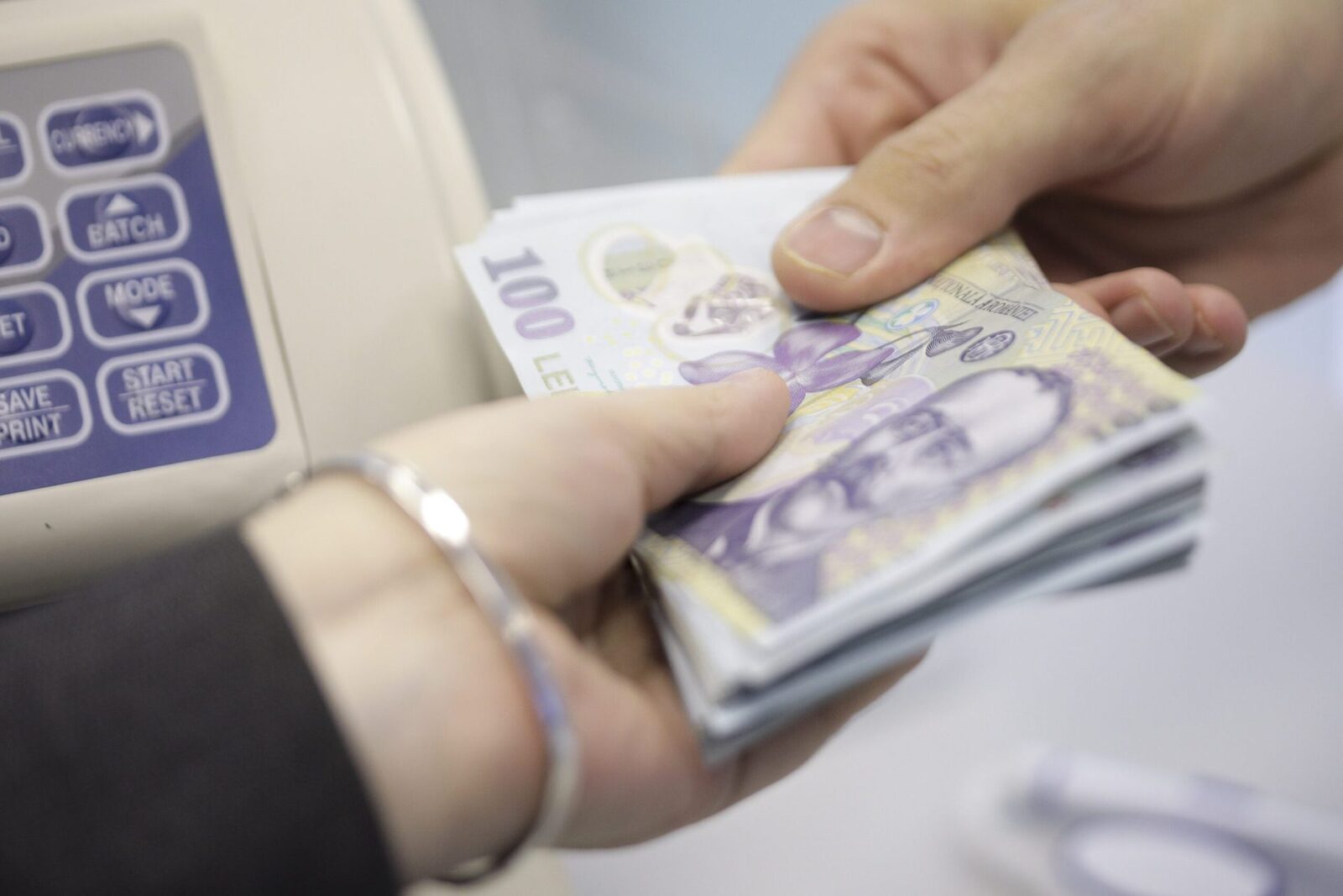 Delapidare la Electrica: Fosta directoare economică, judecată pentru 4,5 milioane lei