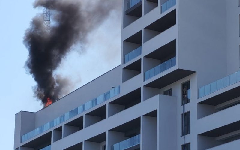 B365 - FOTO | Incendiu violent în București. Martor: Arde cu flacără deschisă, în apropiere de Dedeman Ghencea • Știri București