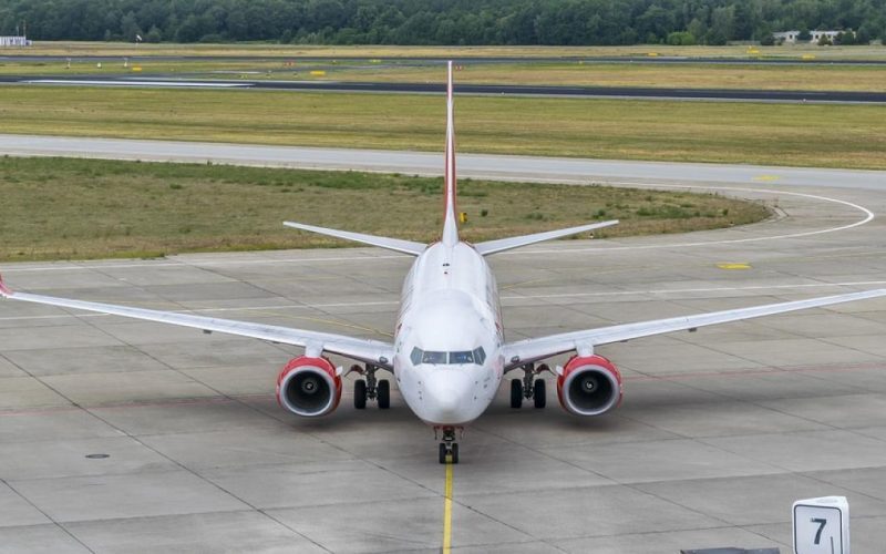 De ce avioanele sunt albe: Explicația e și de bani