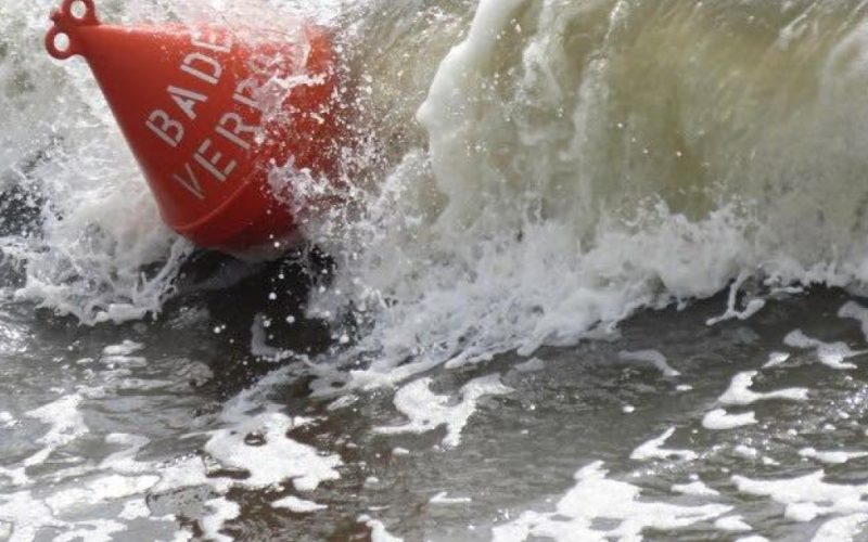 Un bărbat s-a înecat în mare la Eforie Nord. Fusese scos de salvamari de 3 ori din valuri, în cursul zilei, dar a intrat din nou în apă