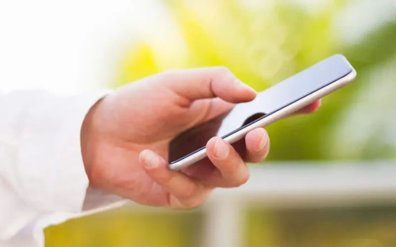 Telefon personal la muncă: Angajatorii te pot obliga
