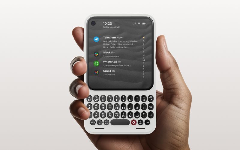 Telefon cu butoane, mania Apple: Jumătate din cumpărători vin de pe iPhone