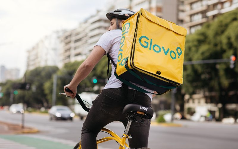 Glovo și PragmaGO finanțează digital comercianții din România
