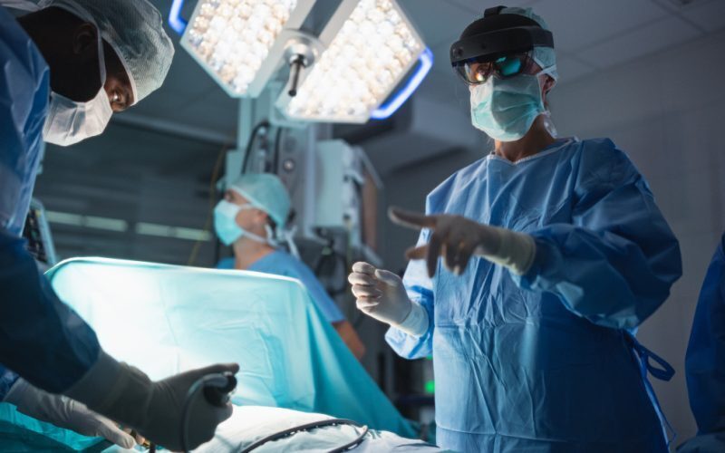 Britanic, operat pe creier de AI: Salvarea vederii, premieră medicală