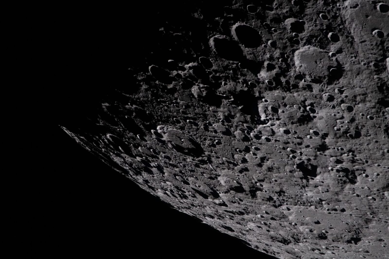 Luna are un crater nou: Imagini SpaceX după impactul rachetei